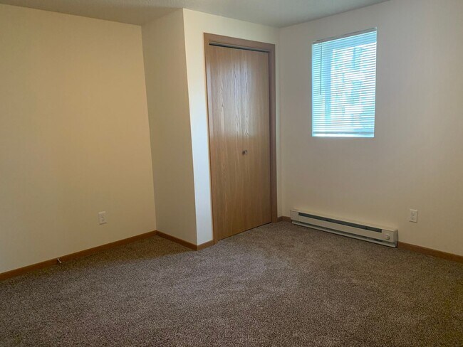 Building Photo - Spacious 4 Bedroom Townhome in Great Neigh...