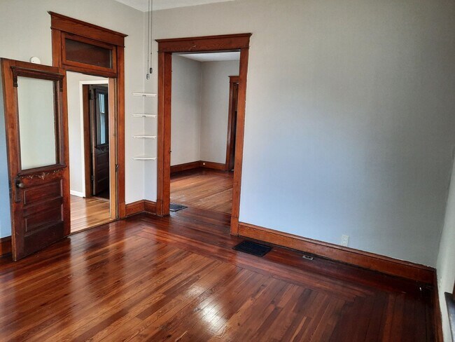 Building Photo - Lovely 3 bedroom 1 bath home