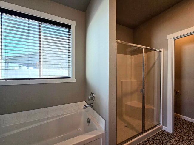 Building Photo - Beautiful Newer Build **Single Level** 4 Bedroom, 2 Bath House for Rent in Quincy!