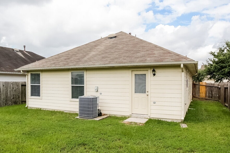Building Photo - 20106 Leafpark Ln