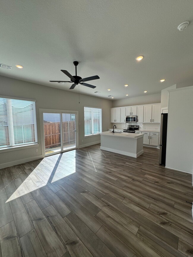 Building Photo - 700 N William E Crawford Ave