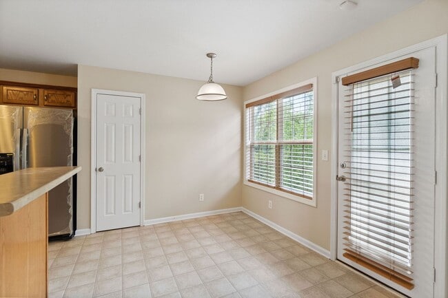 Building Photo - Come take a look at this 5 bedroom beauty!