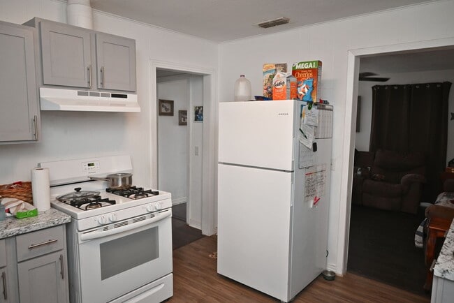 Building Photo - Handicap Accessible 2 Bed 1 Bath With Huge Yard In Burkburnett!