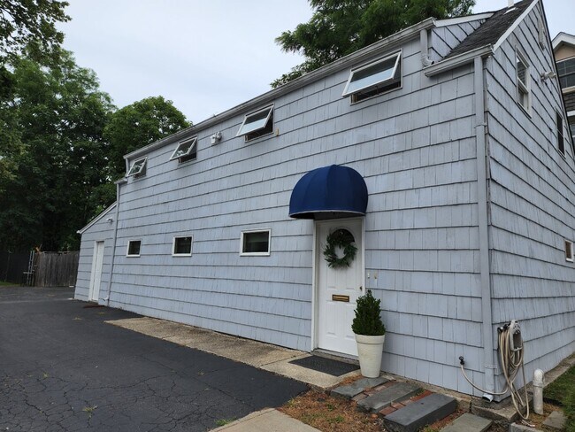 Building Photo - 463 Montauk Hwy
