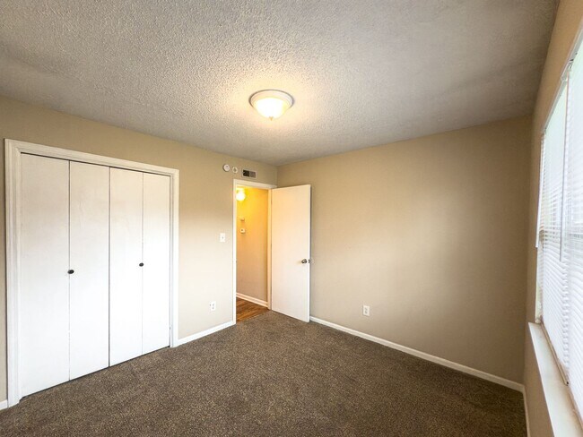 Building Photo - 2503-2503 E Morris Dr