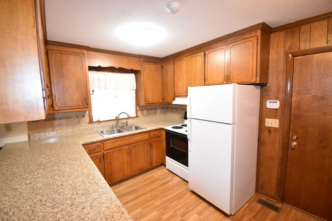 Building Photo - 4 Bedroom and 3 Bath Home- Vander