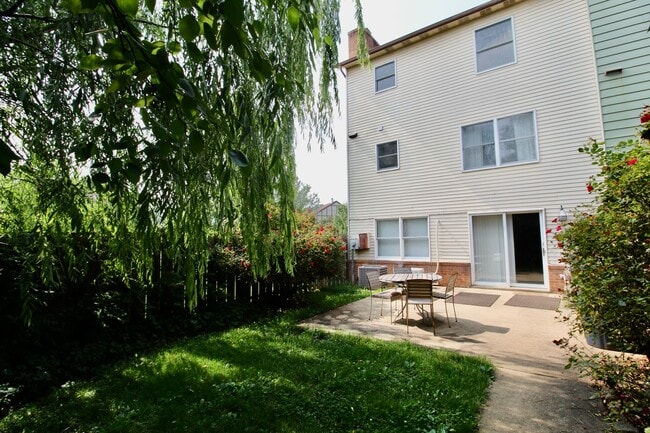 Building Photo - 907 Meadowlark Dr