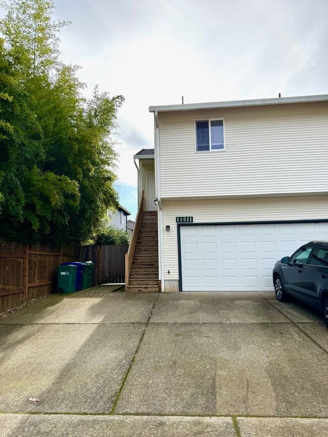 Building Photo - 14611 SE Lone Pine Dr