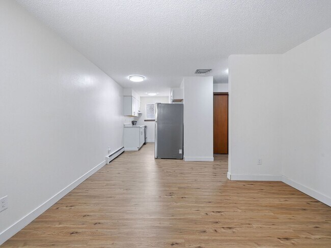 Building Photo - Remodeled 2 Bedroom, 1 Bathroom Apartment- Close to shopping!