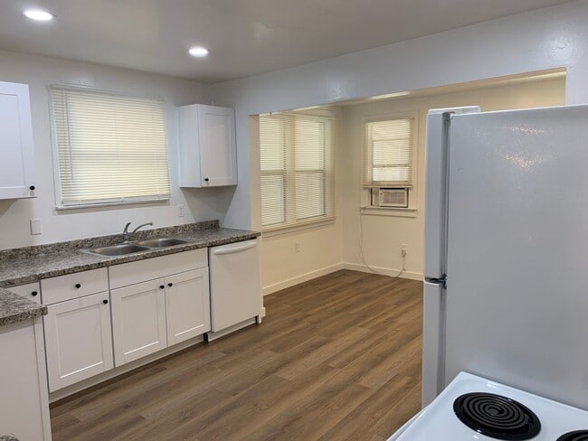 Building Photo - MOVE-IN SPECIAL!!!!  $500 OFF OF THE 1ST MONTHS RENT Charming 3-Bedroom Home for Rent - Please re...