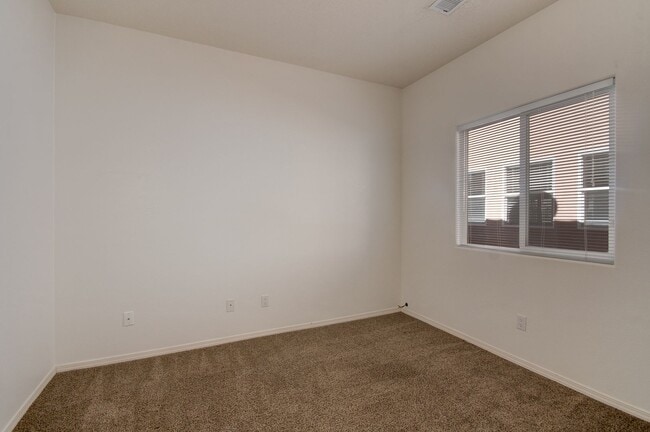 Building Photo - Amazing 3 Bedroom Near Rust Medical Center!!