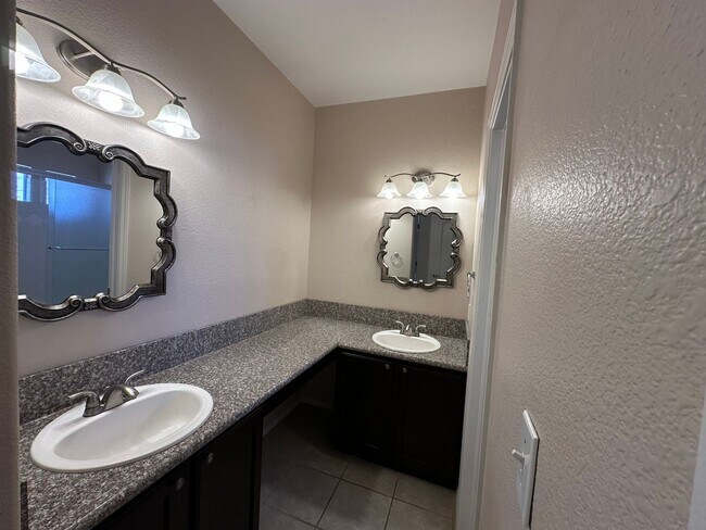 Building Photo - 2 Bed, 2 Bath in Courtyard Estates!