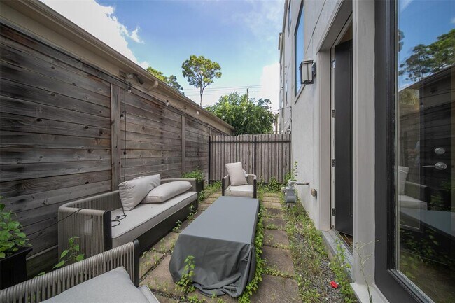 Building Photo - 2905 Bering Dr
