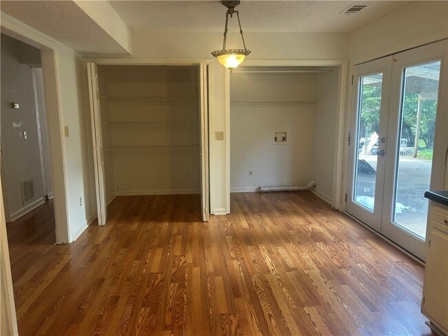 Building Photo - 2918 Mockingbird Cir