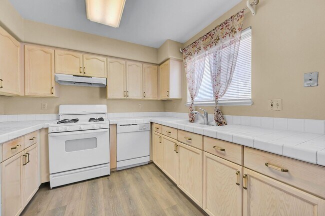 Building Photo - N Las Vegas Single Family Home - New Paint and LVP Flooring