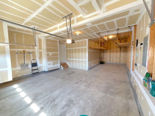 Building Photo - 4 Bedroom Home Available Near Voyager Pkwy...