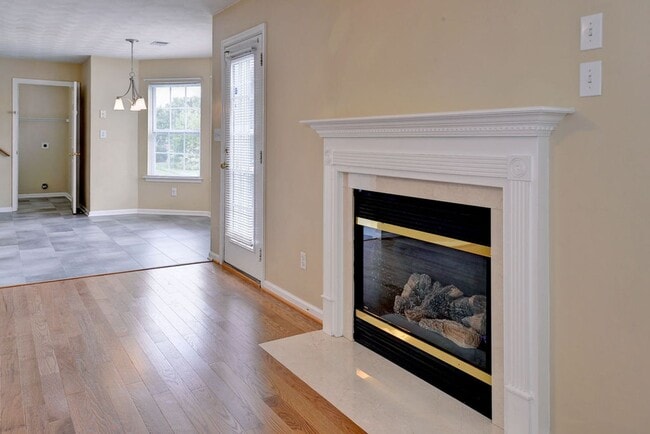 Building Photo - Spacious & Updated Hampton Home