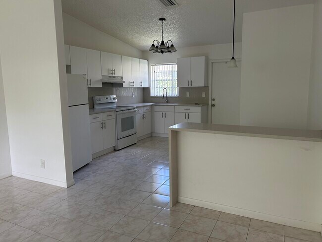 Building Photo - 6140 SW 41st Ct