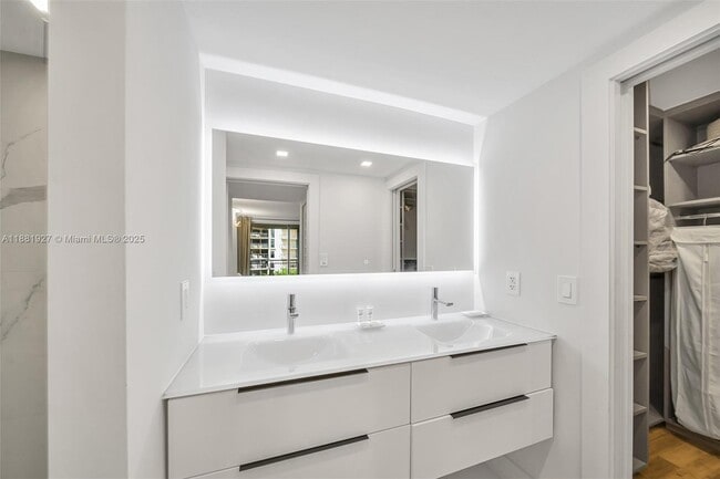 Building Photo - 2901 S Bayshore Dr
