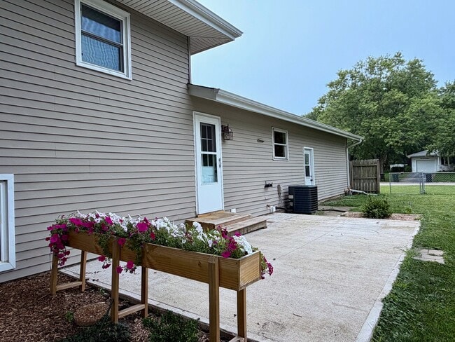 Building Photo - 5S481 Glenoban Dr