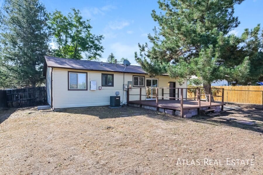 Building Photo - 14955 E Columbia Dr