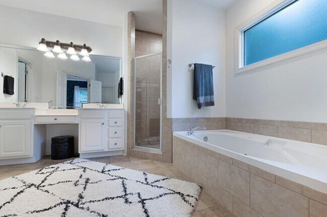 Building Photo - Stunning 5BR Executive Style Home in Brentwood