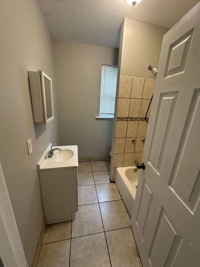 Building Photo - 440 W Fisher Ave