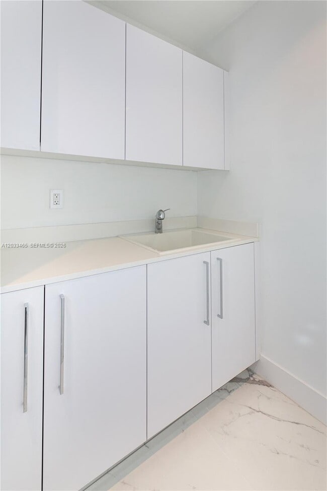 Building Photo - 15701 Collins Ave