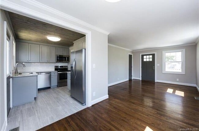 Building Photo - Must view this exquisite 3 bedroom 1 bath brick home. Within 2 miles from Uptown.