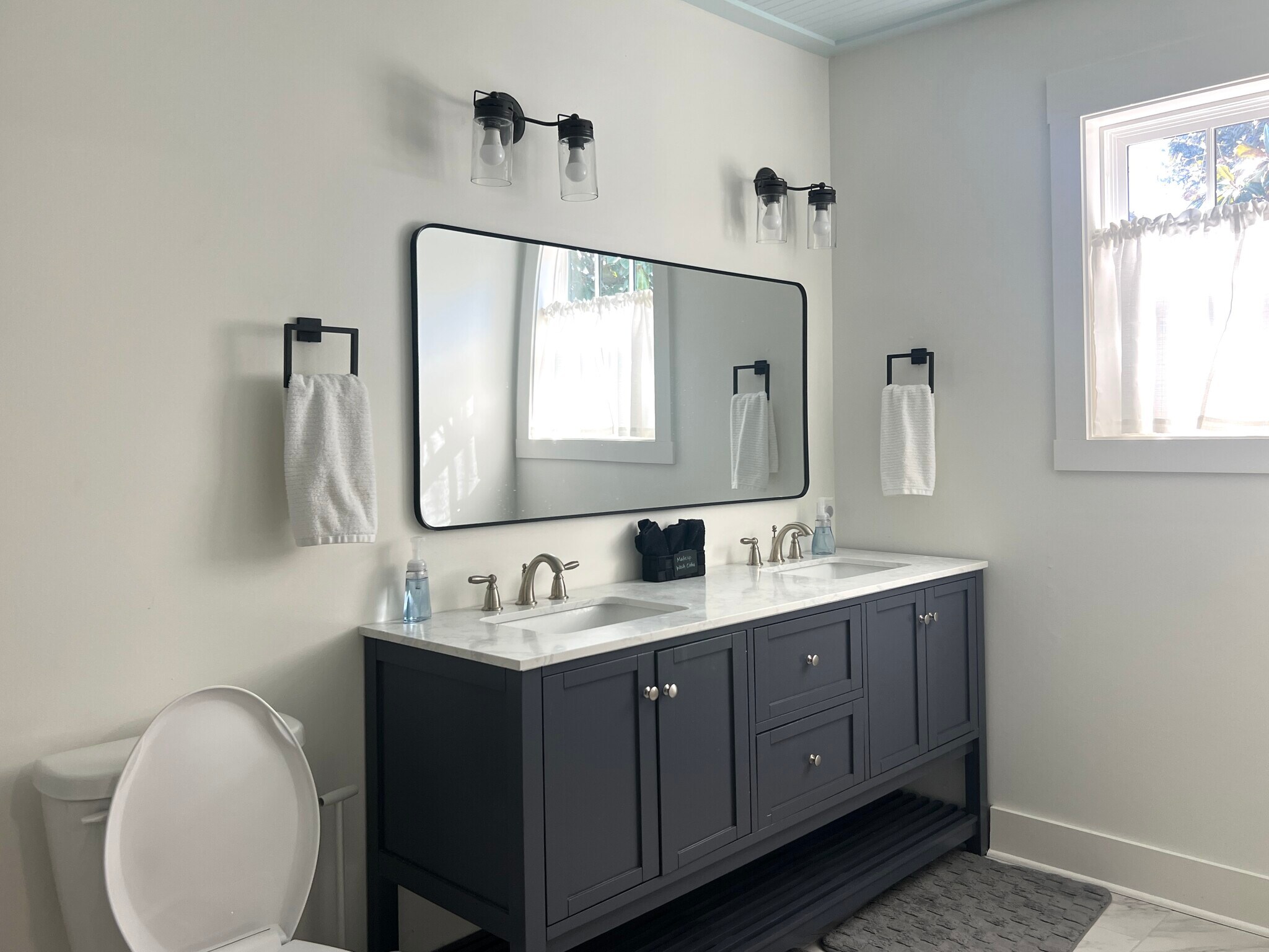 Building Photo - 201 Lovell Ave