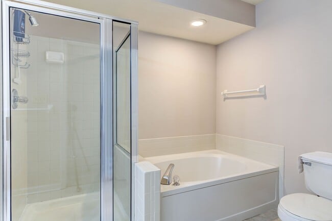 Building Photo - SPACIOUS 3 BEDROOM 2 BATH W/2 CAR GARAGE