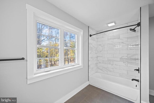 Building Photo - 1322 W King Rd