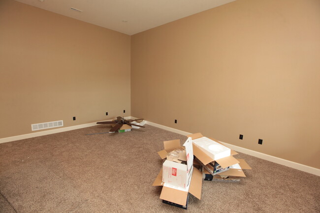 Building Photo - 3 Bedroom, 2 Bathroom Townhouse in Savanna...