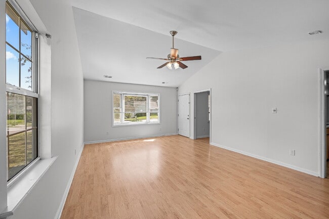 Building Photo - 314 Pebble Ln