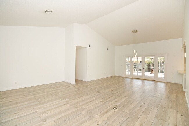 Building Photo - Spacious 4BR Pool Home on Quiet Cul-de-Sac in Wellington