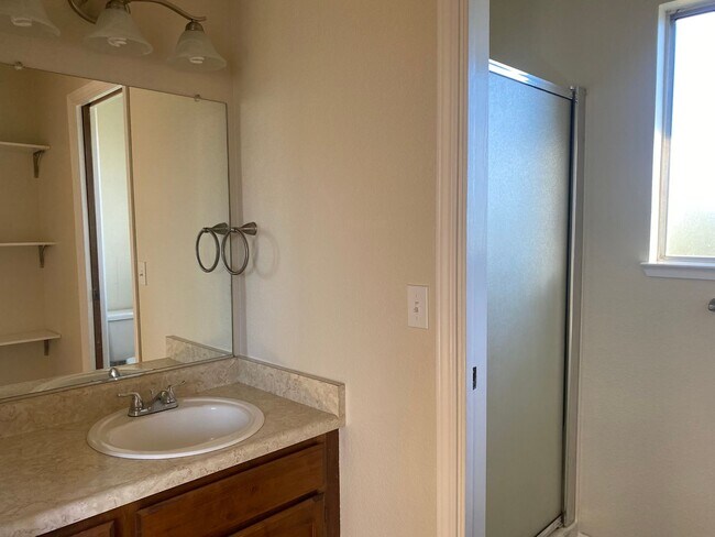 Building Photo - 3 BEDROOM 2 BATHROOM HOME IN THE PEPPERTREE SUBDIVISION