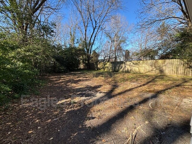 Building Photo - 905 N Pineview Ave