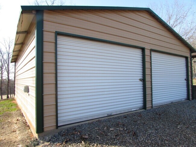 Building Photo - Charming 2 Bed/2.5 Bath - Approx 1 Acre of...