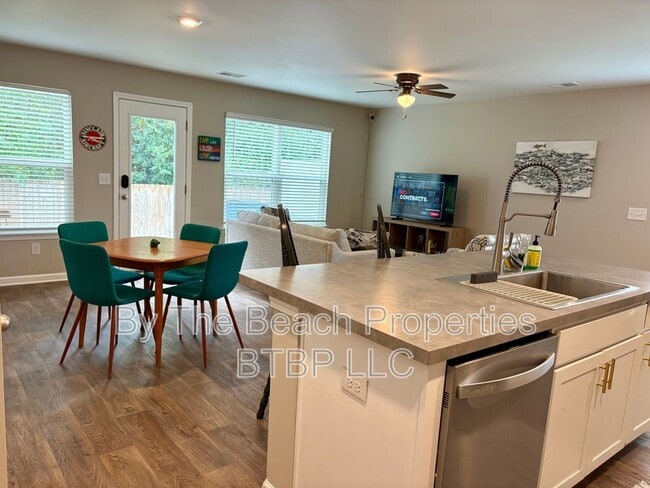 Building Photo - 194 Spencer Cir