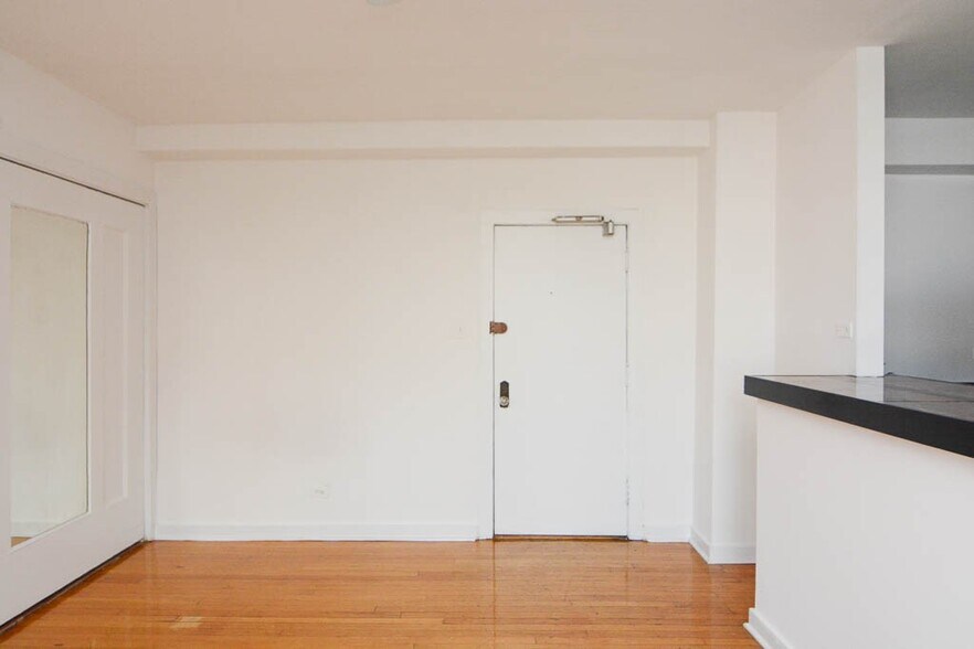 Building Photo - 941 W Carmen Ave