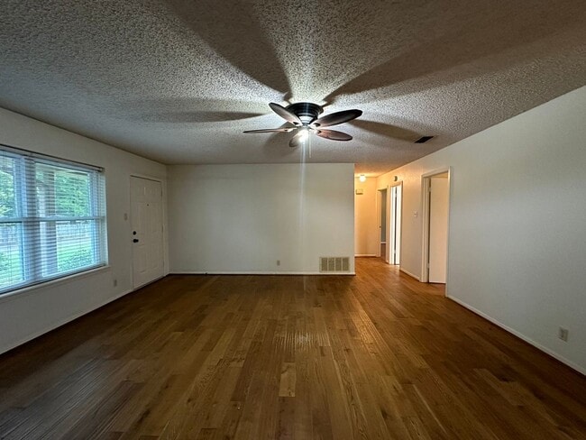 Building Photo - Coming Soon! 3 Bedroom 2 Bath in Whitehous...