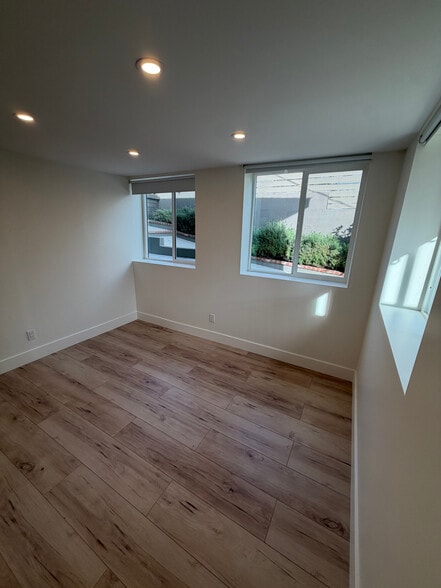 Building Photo - 2111 Montana St