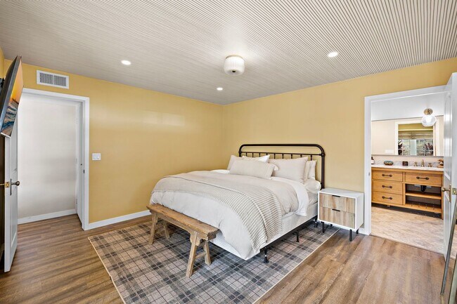 Building Photo - Beautifully Remodeled Rossmoor Home in a P...