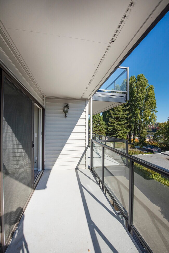 Building Photo - 2562 Thorndyke Ave W
