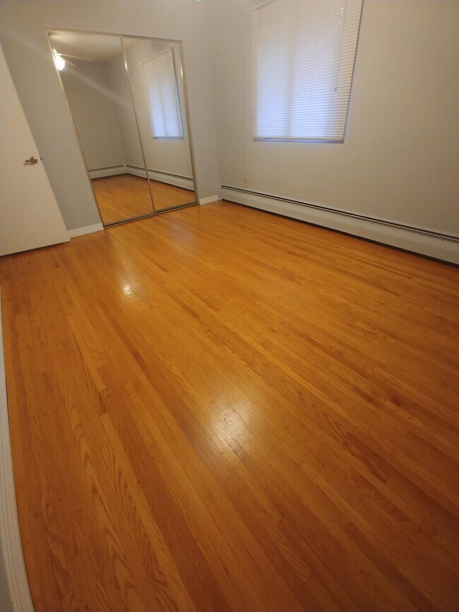 Main bedroom - 2371 Unity Ave N