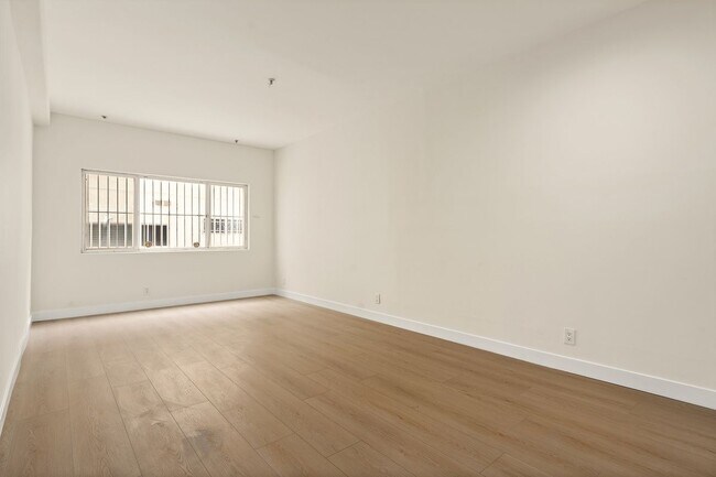 Building Photo - 1315 S Saltair Ave