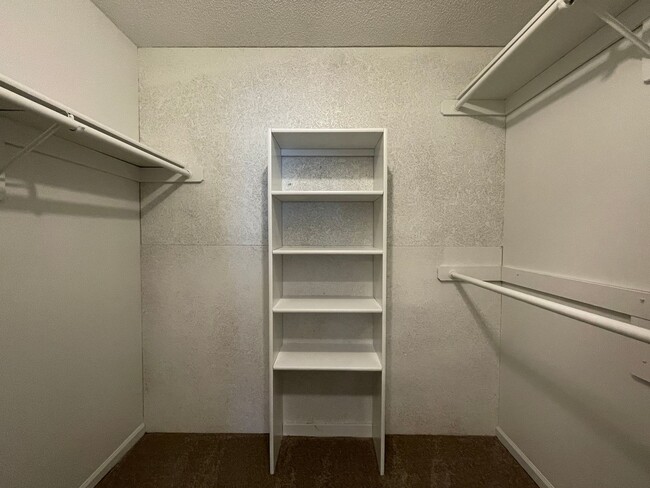 Building Photo - Stunning 4BR 2.5BA w/ Granite Kitchen in South Overland Park