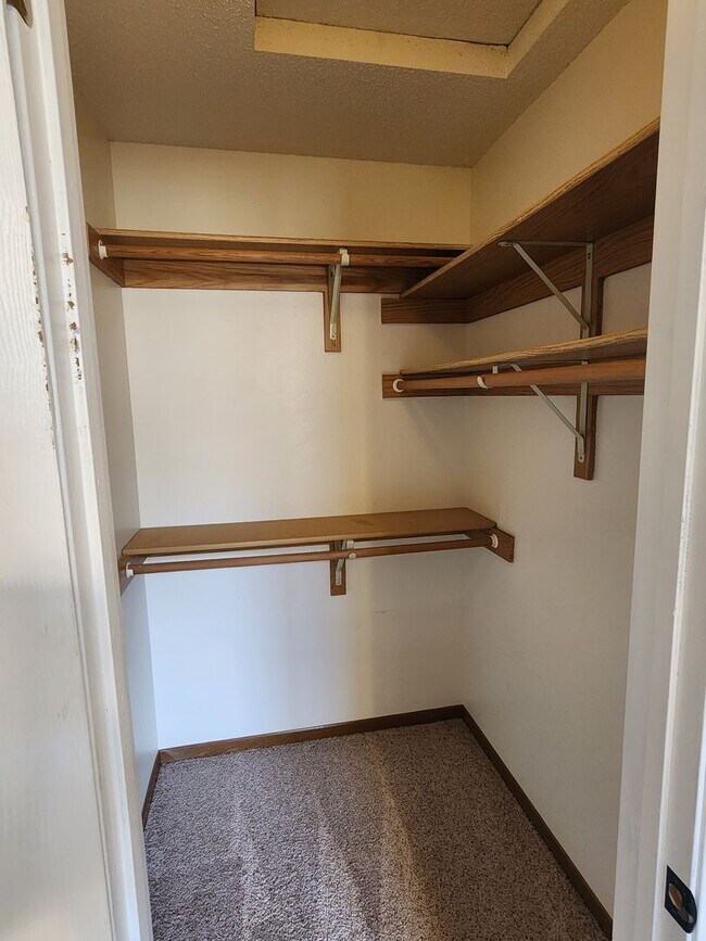 Building Photo - ~Applications Pending~ RENT SPECIAL ~ HOLIDAY MERRINESS ~ 3 Bedroom, 3 Bath Home for rent Close t...