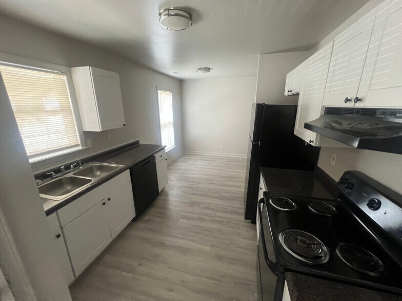 Building Photo - Room in Duplex on Beck St