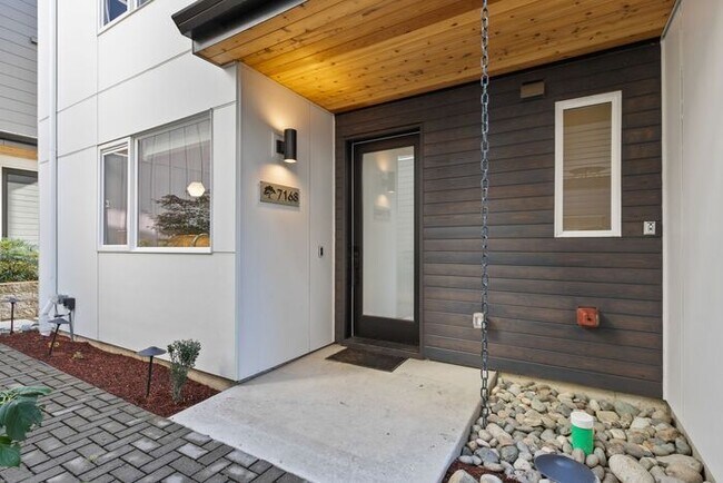 Building Photo - Stunning Othello Park Designer Townhome with Air Conditioning